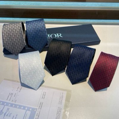 Dior家款新领带 Dior男士Cd提领花带 稀有展现精湛工手与时尚优雅理的想选择，这采款用Do家最经极典具标志性Logo提制花成的领带，以同色调法手演绎的更显