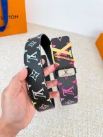 品名： Lv..路易..威登腰带皮带原单 型号：挂扣，经典纯钢材质挂扣，头层牛皮，图片实物拍摄 材料：头层牛皮，挂扣系列，纯钢材质扣头，镀钯电镀工艺永不掉色。原