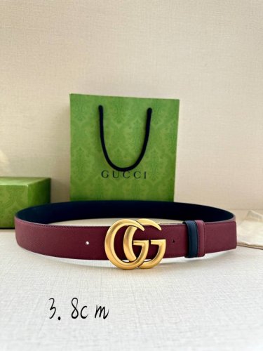 宽度4.0Cm Gucci系列，品牌标志性的双G原单钢扣标识经重新诠释后，以光彩夺目的金色调呈现在这款手掌纹腰带上。