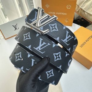 L0Uis Vuitt0N 驢家今季新品 男士原單腰帶 寬度40毫米 經典荔枝紋牛皮絲印圖案設計 搭配雙色五金 可雙面佩戴 適合沈穩低調的男士使用