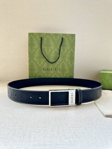 特 宽度4.0Cm 搭配原版皮带扣 、腰带以采用热压印技术的Gucci Signature皮革精制而成，触感厚实，印花图案清晰分明。反射Gucci Signat