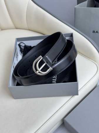 巴黎世家 Balenciaga 宽度2.5Cm 是法国的奢侈品牌，作为时尚界最具影响力品牌之一的地位。设计师源于：都市时尚潮流独特的设计风格，采用进口小牛皮制作 - 点击图像关闭