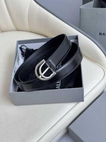 巴黎世家 Balenciaga 宽度2.5Cm 是法国的奢侈品牌，作为时尚界最具影响力品牌之一的地位。设计师源于：都市时尚潮流独特的设计风格，采用进口小牛皮制作