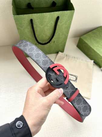 特 宽度4.0Cm Gucci 双面腰带，一侧为gg Supreme帆布，反面一侧为枣红色头层小牛皮。配以互扣式双g拼色扣采用真空电镀 - 点击图像关闭