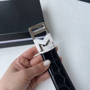 特 品牌：万宝龙新款进口小牛皮，手感细腻柔软。搭配纯钢自动精品钢扣，男士必备！宽度：3.5Cm