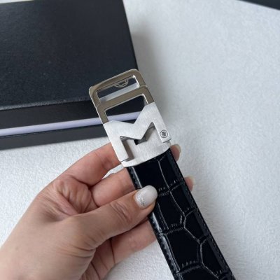 特 品牌：万宝龙新款进口小牛皮，手感细腻柔软。搭配纯钢自动精品钢扣，男士必备！宽度：3.5Cm
