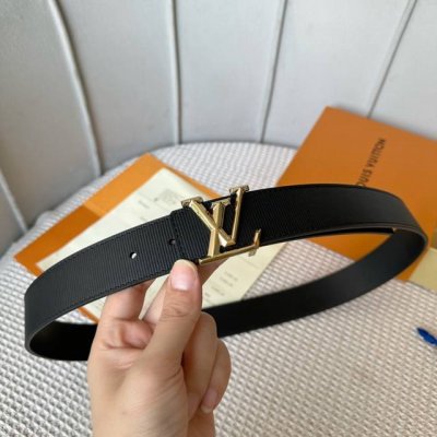 Lv S-Lock系列 宽度3.5Cm 精致的字母搭扣 搭配品牌專用小牛皮压横纹标识 双面用