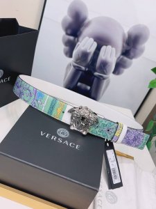 范思哲Versace制作从高级藏红花皮革在 Barocco 打印，这一特殊的腰带是丰富的三维美杜莎扣。4.0Cm宽