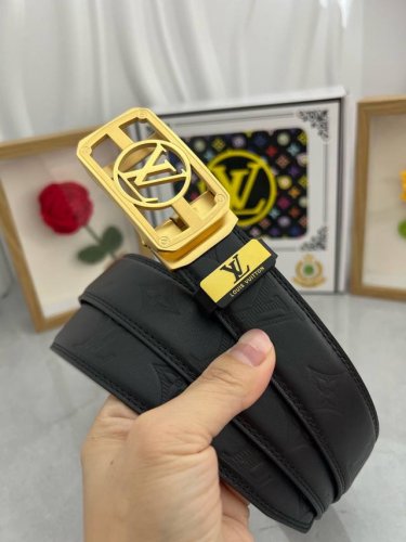 品名：Lv..路易..威登自动带 材质：原单牛皮腰带 百分百头层牛皮腰带保证真皮，24K纯钢扣，专柜原单品质、做工精细，时尚大牌，送人自用首选 包装： 请认准如