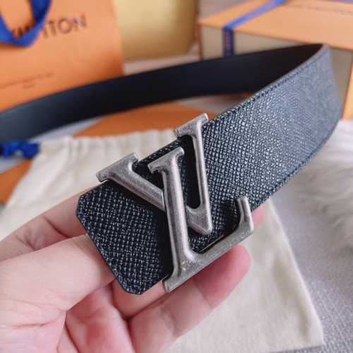 特 Lv：此款腰带采用双面设计，一侧为头层牛皮十字纹面，另一侧为头层小牛皮底，搭配原单扣头，原产皮料定制.专柜宽度4:0