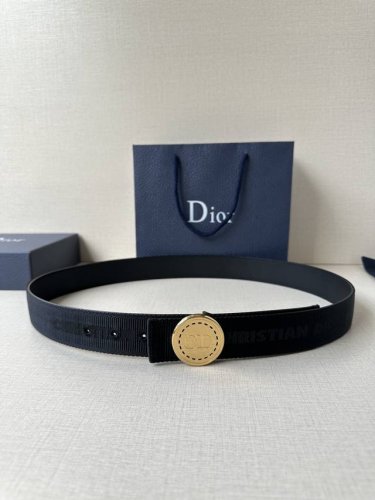 宽度3.5Cm 这款 Dior Charm 腰带扣是夏季男装系列新品，采用不锈钢真空电镀菱饰面精心设计，重新演绎经典的 Dior 标志。可与各式 35 毫米腰带