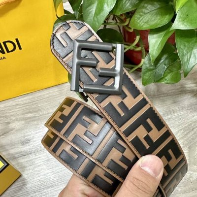 图片包装+10 Fendl 芬迪 专柜同款 宽40Mm 标志造型宽皮带。钉扣式带扣。棕色小牛皮制成。印有浮雕手绘黑色与棕色 Ff 图案。镀金表面金属制品，品质保