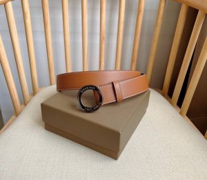 Burberry 巴宝莉专柜同步上新意大利制皮革腰带 搭扣处亮眼装饰镌刻品牌徽标图案 灵感源自品牌标识性Society赛尔迪手袋中的亮泽按扣设计 宽:3.5cm