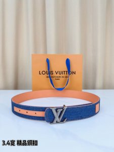 3.4宽 Lv Dimension Denim 双面腰带以经典底色推动前卫潮流。丹宁布一面流露古着气息，皮革一面压印 Damier Heritage 图案，与搭
