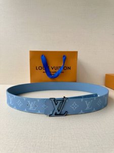 这款Lv首字母4.0宽可逆腰带采用花押字帆布表带和相同浅蓝色的皮革背面 带有房屋初始Lv的交织扣以协调的色调和银色金属饰面增强 这款配饰非常适合为服装增添创意和