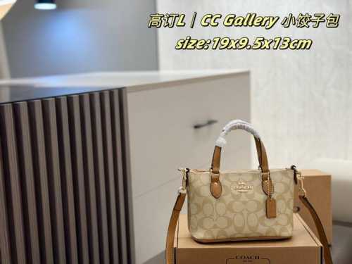 飞机盒 Coach Gallery 小饺子包 面料是经典的Logo老花设计，包包配有的长肩带可拆卸，可手提可斜挎。 不仅拥有小巧可爱的外观，还具备出色的储物功能