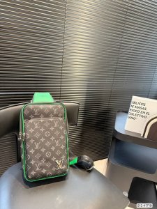 新款男士胸包 Lv胸包，采用拉链，方便取用，无论您的氛围如何，您都可以毫不费力地携带这款时尚腰包。内部饰有简约而精心设计的内饰。这款胸包足以容纳所有小物品。可是