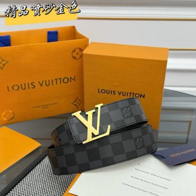 lv Dimension 双面腰为深邃皮革压印 Monogram 图案，翻转即现细腻平滑的一面，于优雅之中流露沉稳气韵。瞩目 Lv 字母搭扣以渐变色调勾勒轮廓，
