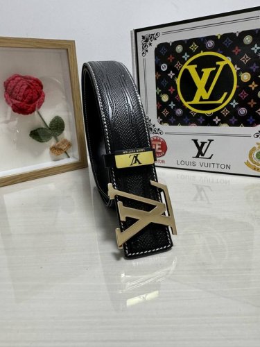 品名：Lv..路易..威登 材质：原单牛皮腰带 百分百头层牛皮腰带保证真皮，24K纯钢扣，专柜原单品质、做工精细，时尚大牌，送人自用首选 包装：