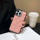 香奈儿手机壳菱格小香风皮标，Pu皮仿羊皮手感舒适 型号：为了不出现报错型号，请打开本机查看手机设置显示的型号 Iphone16系列更新 Iphone16Pro
