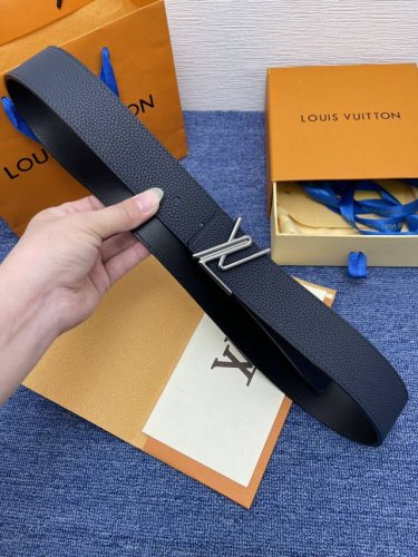 特 Lv.路易威登 全套包装 原版品质 代工厂货品 40Mm宽度 正品一体铸造五金钢扣，原厂皮料 双面原厂定制面料，区别市场货