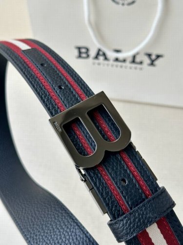 特 这款 3.4宽B Buckle 腰带以合成织物制成，采用双面设计，反面并饰有 Bally Stripe 细节