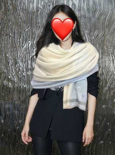 上新2620 巴宝莉重磅推荐太美了火爆N年的格子，人人都喜欢时潮人都有好几条巴家围巾放在衣橱，换条围巾就足够让你有焕然一新的感觉。高端品质，不同折叠可以带出不同