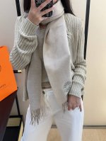 2025年Hermes 爱马仕，难得一见的温柔配色，低调又不失优雅 重点推荐双边配色，一条围巾两种风格搭配，高级舒适时髦气质，大牌范十足，超级安利大H这款触动内