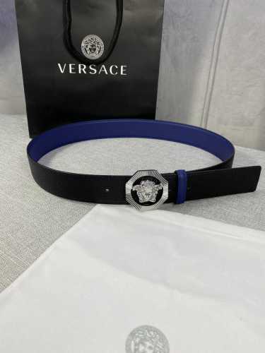 宽度4.0Cm Versace 范思哲 此款荔枝纹牛皮 此款平面腰带配有醒目的美杜莎头像搭扣 可为任何造型增添几分立体雅致效果
