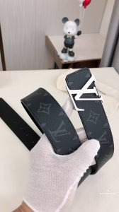 此款双面腰带以标志性的暗色钌金Lv Initiales搭扣搭配全新Monogram Eclipse帆布。展现细腻的品牌特质，此款腰带是路易威登皮具与鞋履的搭档。