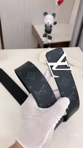 此款双面腰带以标志性的暗色钌金Lv Initiales搭扣搭配全新Monogram Eclipse帆布。展现细腻的品牌特质，此款腰带是路易威登皮具与鞋履的搭档。