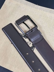 当季新款，中性色调精致牛皮革与方形搭扣完美合璧，不经意间散发商务正装风范。这款宽版腰带精选光面牛皮革制作，方形搭扣金属环上的Gucci刻花尽显个性魅力。，3.5