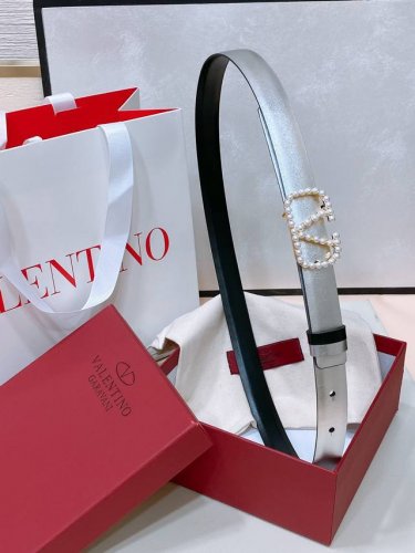 特 Vlogo Signature可双面佩戴小牛皮腰带 - Vlogo Signature搭扣 黄铜金属 -外层金属质感小牛皮 -内部亮面小牛皮 -宽度：2厘米