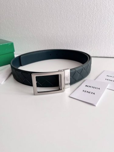 特 Bv 新款男士编织腰带 双面用 纯手工intreccio大格子编织 双面意大利小牛皮搭配复古银色可旋转方形扣 正面有标识 宽度35Mm 颜色: 松柏绿 松柏