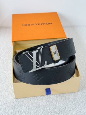 品名： Lv..路易..威登腰带皮带原单 型号：挂扣，经典纯钢材质挂扣，头层牛皮，图片实物拍摄 材料：头层牛皮，挂扣系列，纯钢材质扣头，钯镀电镀工艺永不掉色。经