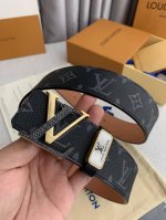 品名： Lv..路易..威登原单 型号：纯钢材质挂扣，双色镶钻挂扣，头层牛皮，图片实物拍摄 材料：头层牛皮，挂扣系列，纯钢质扣头，钯镀电镀工艺永不掉色。黑老花头