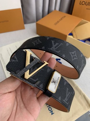 品名： Lv..路易..威登原单 型号：纯钢材质挂扣，双色镶钻挂扣，头层牛皮，图片实物拍摄 材料：头层牛皮，挂扣系列，纯钢质扣头，钯镀电镀工艺永不掉色。黑老花头