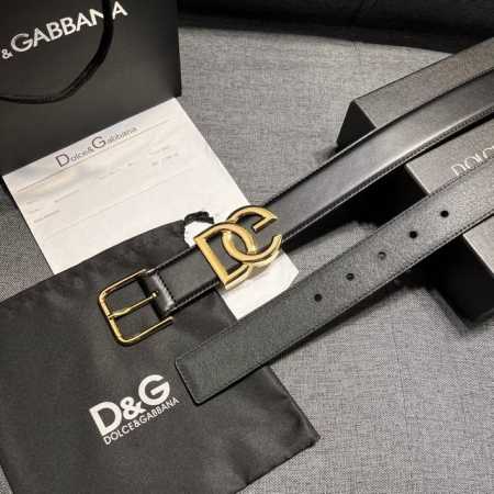 Dg，宽3.5Cm Dolce&Gabbana 全新小牛皮腰带，干练摩登配饰，缀以缎纹金色电镀金属细节。 小牛皮腰带，缀以缎纹金色电镀金属细节： - 点击图像关闭