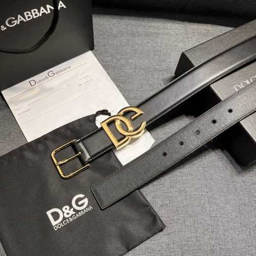 Dg，宽3.5Cm Dolce&Gabbana 全新小牛皮腰带，干练摩登配饰，缀以缎纹金色电镀金属细节。 小牛皮腰带，缀以缎纹金色电镀金属细节：