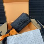 Louisvuitton 路易威登 Lv Steamer牛皮链条邮差包 斜挎包 男女通用 实物拍摄 原厂原版面料 礼盒 18 X 12 Cm。