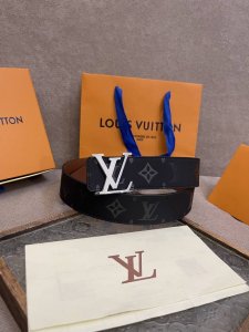 Lv Initiales Blason 40 毫米双面腰带诠释创意总监 Pharrell Williams 对品牌传统与摩登风尚的热忱。柔软皮革外层点缀的 Lv