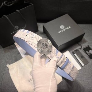 特 范思哲 宽4.0Cm 双面腰带，旋转扣，双面可用 新款男士皮革腰带，饰有立体La Medusa双面搭扣。皮带一面为光滑质地，另一面饰有棋盘格图案和Baroc
