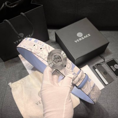 特 范思哲 宽4.0Cm 双面腰带，旋转扣，双面可用 新款男士皮革腰带，饰有立体La Medusa双面搭扣。皮带一面为光滑质地，另一面饰有棋盘格图案和Baroc
