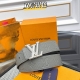 Lv Dimension 双面腰带将创意传承与华美街头风范共冶一炉，彰显创意总监 Pharrell Williams 的时尚远见。Monogram 帆布铺陈外层