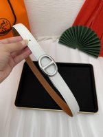 品牌 爱马仕 描述 采用高级真皮精制而成，触感厚实，饰以商标带扣。腰带为意大利尺寸，请在购买前参阅腰带尺寸指南. 铜扣金属配件黑色皮革，采用环保工艺制作而成商标