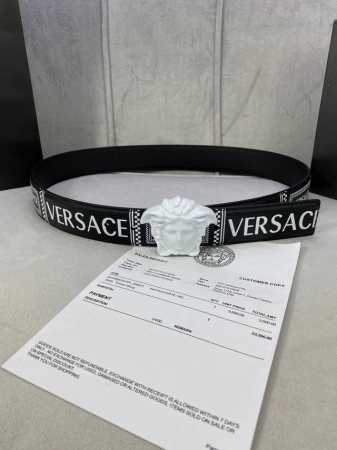 宽度4.0Cm Versace 范思哲 此款palazzo腰带采用牛皮革面料制作，并饰有le Pop Classique图案印花和标志性的美杜莎五金配件。 - 点击图像关闭