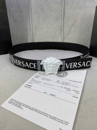 宽度4.0Cm Versace 范思哲 此款palazzo腰带采用牛皮革面料制作，并饰有le Pop Classique图案印花和标志性的美杜莎五金配件。