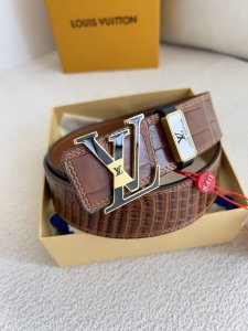品名： Lv..路易..威登腰带皮带原单 型号：挂扣，经典纯钢材质磨胶面字母挂扣，头层牛皮，图片实物拍摄 材料：头层牛皮，挂扣系列，纯钢材质扣头，钯镀电镀工艺永