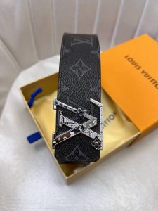 L V：原单面料黑老花带身，内衬头层树膏皮底，五金可随意搭配，原产皮料定制，专柜宽度3.8