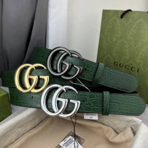 古奇，宽4.0Cm，新款 春夏系列，品牌标志性的双G标识经重新诠释后，以光彩夺目的金色调呈现在这款男士绿色鳄鱼纹腰